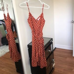 RUFFLED MIDI WRAP DRESS IN MAHOGANY